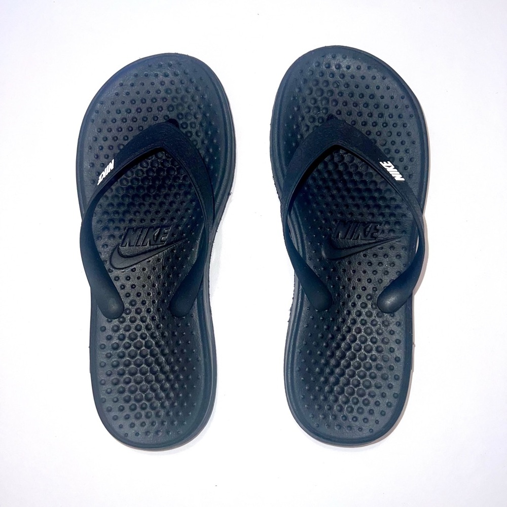 SOLD Kids Nike flip flops, Size 1 color black
